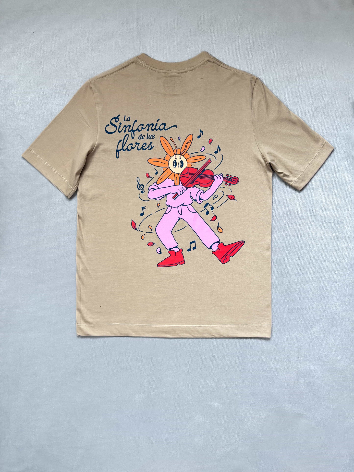 Camiseta camel flor tocando violín