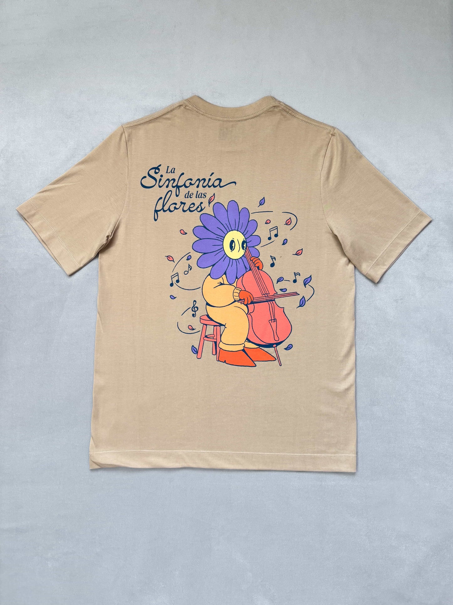 Camiseta negra flor tocando violonchelo