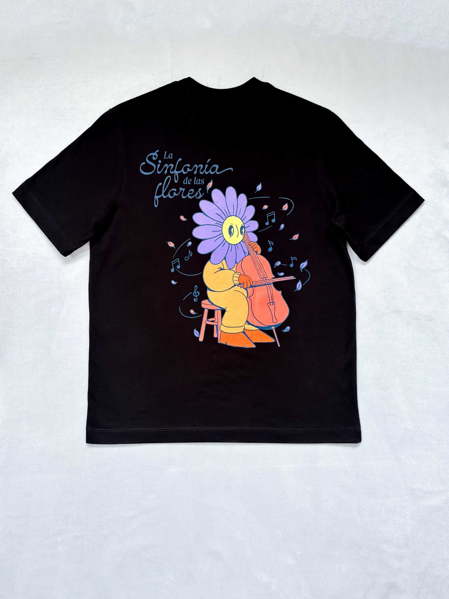 Camiseta negra flor tocando violonchelo