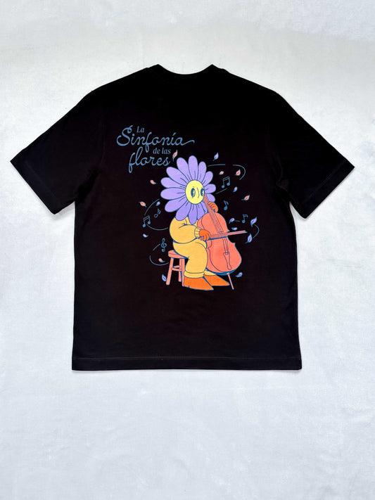 Camiseta negra flor tocando violonchelo